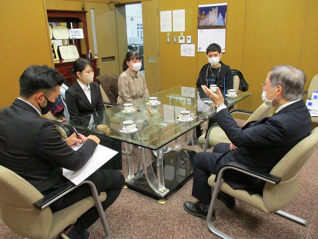 学友会会長として、学生がより良い大学生活を送れるよう、小尾学長との意見交換も行っています