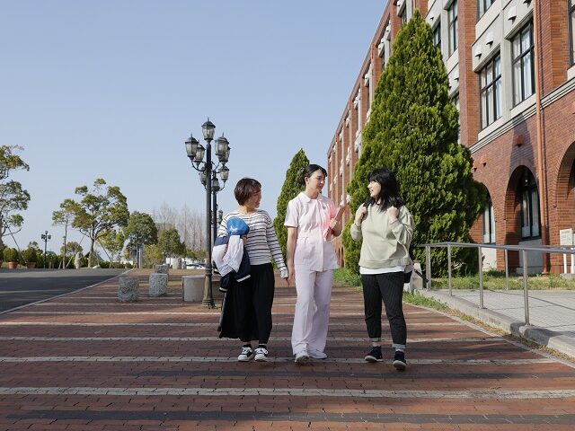 看護学部の友人とともに様々な場面でホスピタリティを学びます。