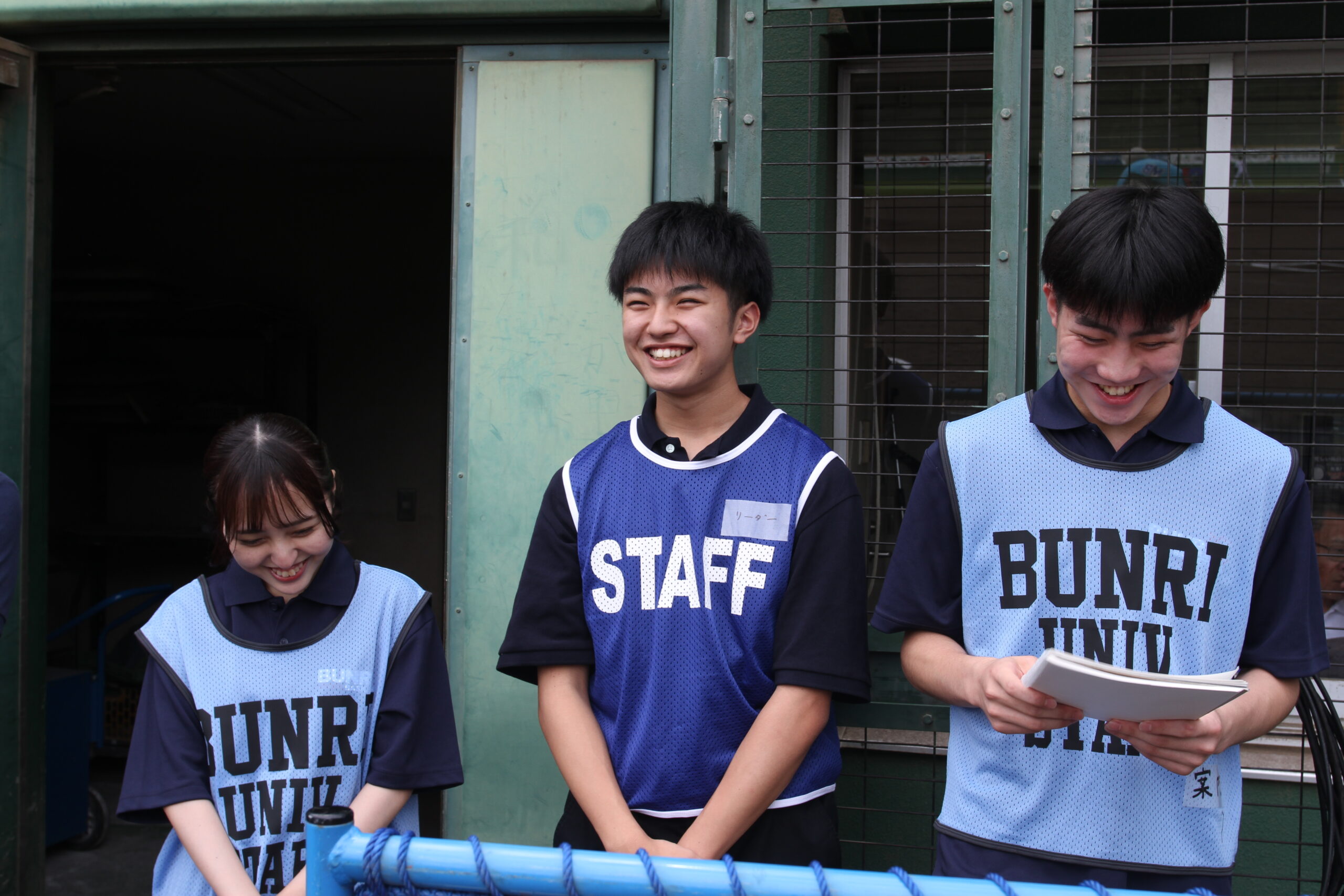 集客・応援チームリーダー　石射　柊汰さん<br />
（神奈川県　私立　旭丘高等学校　出身）※写真中央”>
                                      <figcaption class=