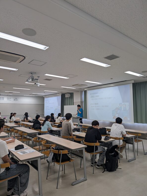 講演に耳を傾ける在校生たち 
