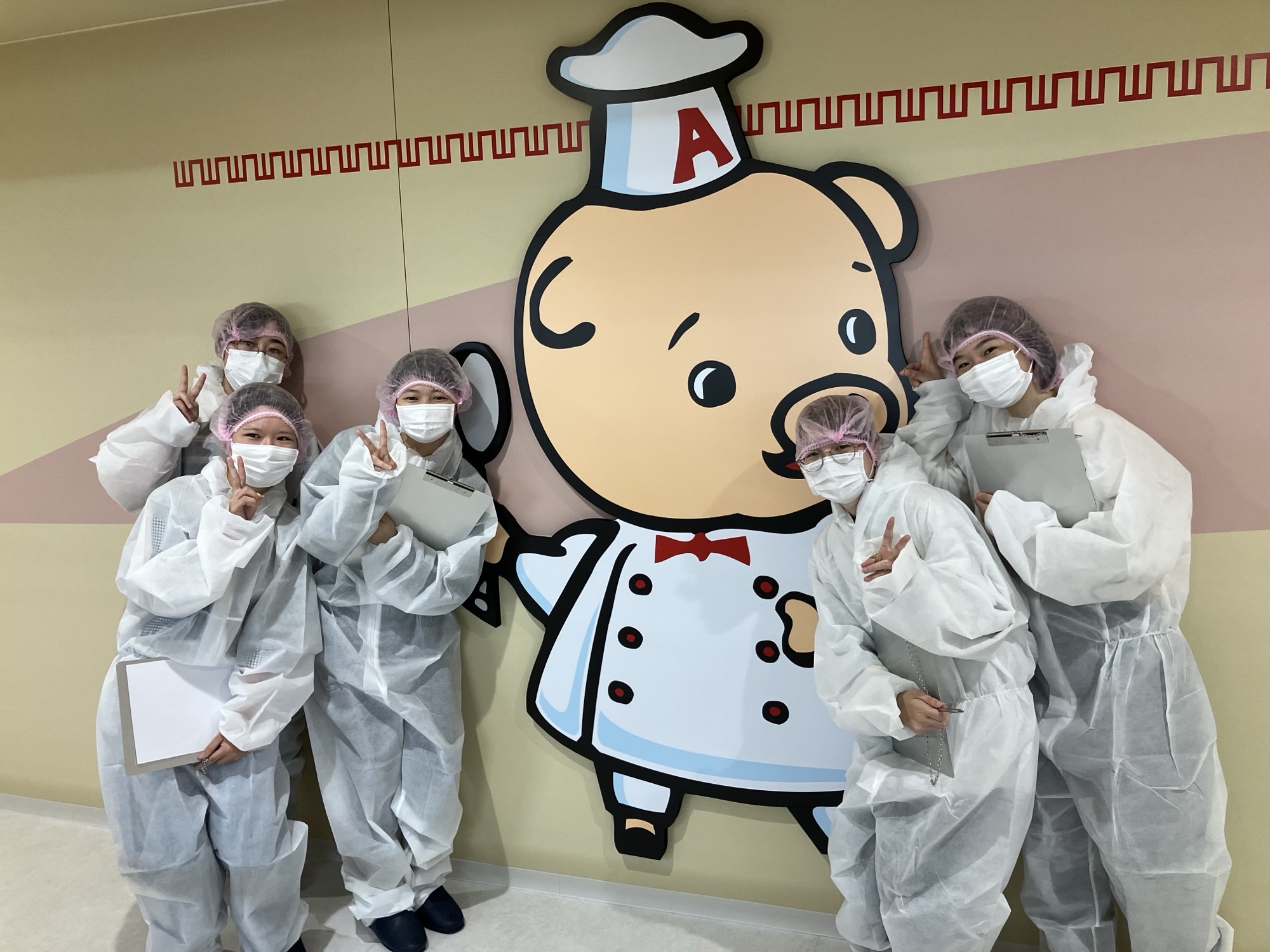 保健師をめざす看護学部4年生が、食品工場で「働く人の健康と安全」を学びました！